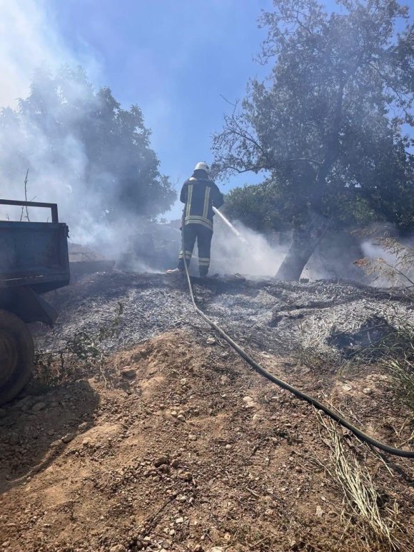 ALTINÖZÜ’NDE BAHÇEDE ÇIKAN YANGIN RÖMORKA SIÇRADI