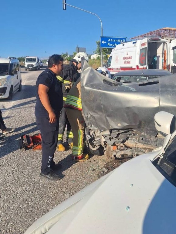 ALTINÖZÜ’NDE TRAFİK KAZASI:2 YARALI