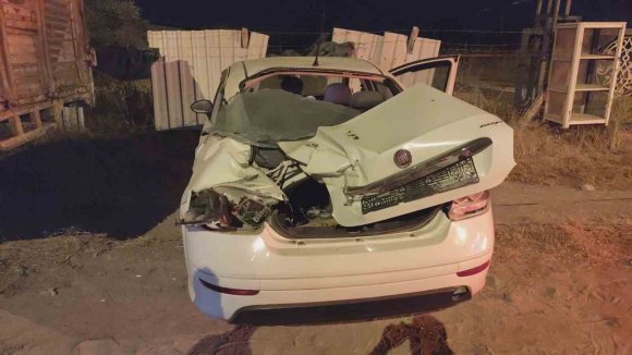 KAMYONLA ÇARPIŞAN OTOMOBİLİN SÜRÜCÜSÜ YARALANDI