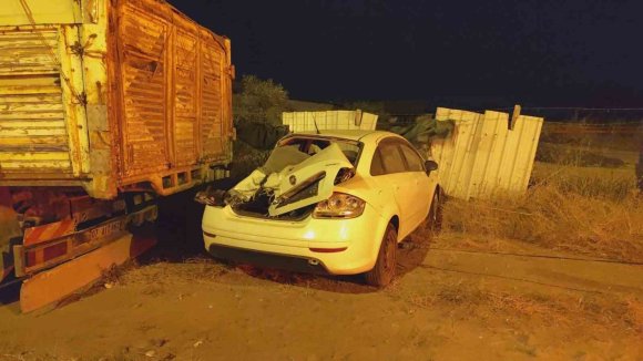 KAMYONLA ÇARPIŞAN OTOMOBİLİN SÜRÜCÜSÜ YARALANDI