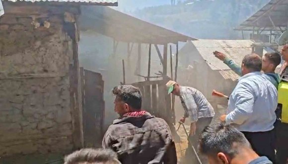 ADANA’NIN FEKE İLÇESİNDE YANGIN ÇIKAN EV KULLANILAMAZ HALE GELDİ