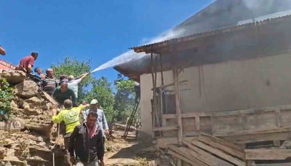 ADANA’NIN FEKE İLÇESİNDE YANGIN ÇIKAN EV KULLANILAMAZ HALE GELDİ