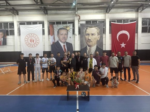 POZANTI’DA İLK KEZ DÜZENLENEN AYAK TENİSİ TURNUVASI YOĞUN İLGİ GÖRDÜ