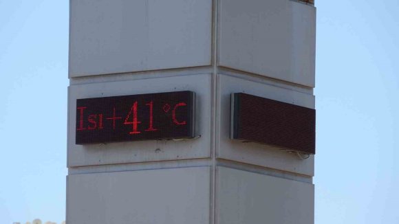 ANTALYA’DA TERMOMETRELER 41 DERECEYİ GÖSTERDİ, HİSSEDİLEN SICAKLIK BUNALTTI