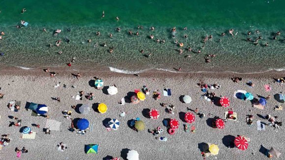 ANTALYA’DA TERMOMETRELER 41 DERECEYİ GÖSTERDİ, HİSSEDİLEN SICAKLIK BUNALTTI