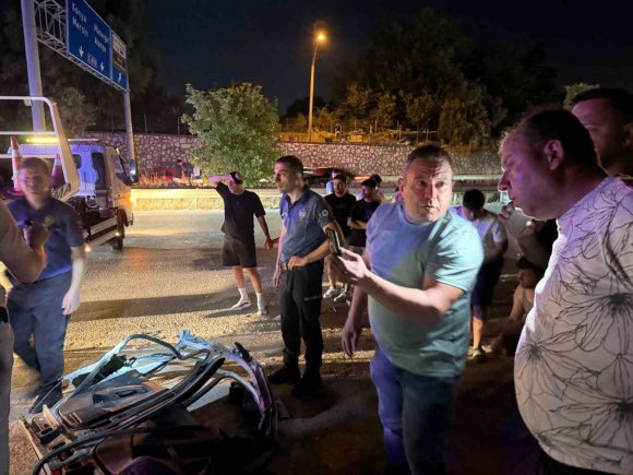 DİREĞE ÇARPAN OTOMOBİLİN MOTORU FIRLAYIP İŞÇİLERİN KALDIĞI BARAKAYA UÇTU: 1 AĞIR YARALI