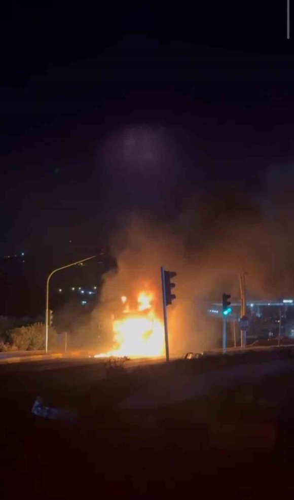 HATAY’DA SEYİR HALİNDE OLAN TIR ALEVLERE TESLİM OLDU
