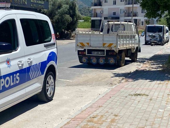 GAZİPAŞA’DA MOTOSİKLET İLE KAMYONET ÇARPIŞTI: 1 YARALI