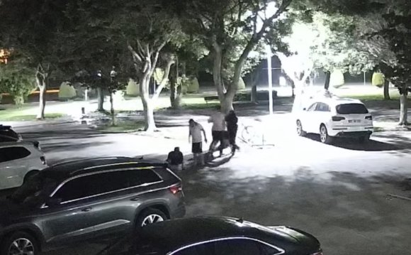 MERSİN’DE SİTE MÜDÜRÜ DARBEDİLDİ, SALDIRI KAMERAYA YANSIDI