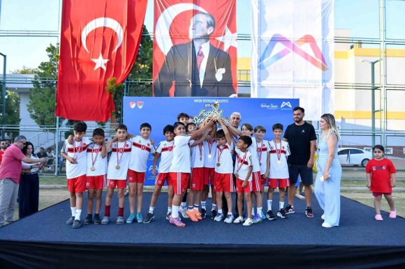 MERSİN’DE MİNİK FUTBOLCULARIN ŞENLİK HEYECANI SONA ERDİ