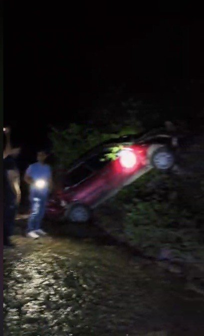 OSMANİYE’DE OTOMOBİL UÇURUMA YUVARLANDI: 2 YARALI