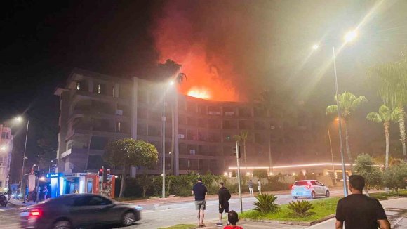ALANYA’DA OTELİN ÇATI KATINDA YANGIN: KONAKLAYAN MİSAFİRLER TEDBİR AMAÇLI TAHLİYE EDİLDİ