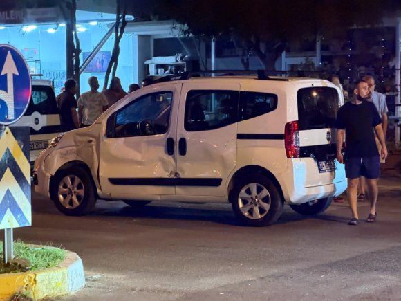 ALANYA’DA HAFİF TİCARİ ARAÇLA ÇARPIŞAN MOTOSİKLETLİ GENÇ YARALANDI