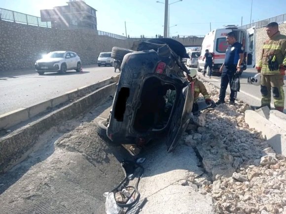 HATAY’DA OTOMOBİL REFÜJE ÇARPTI: 1’İ AĞIR 3 YARALI