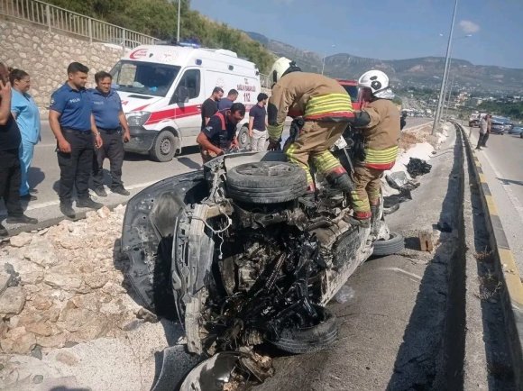 HATAY’DA OTOMOBİL REFÜJE ÇARPTI: 1’İ AĞIR 3 YARALI
