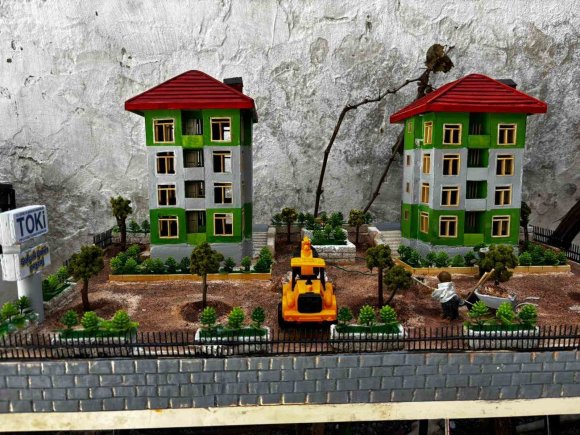 DEPREM SONRASI YENİDEN İNŞA EDİLEN KAHRAMANMARAŞ’IN MAKETİNİ YAPTI, BAKAN KURUM’A HEDİYE ETMEK İSTİYOR