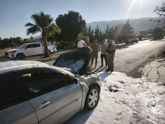 ANTAKYA’DA ARACIN MOTORUNDAN ALEVLER YÜKSELDİ