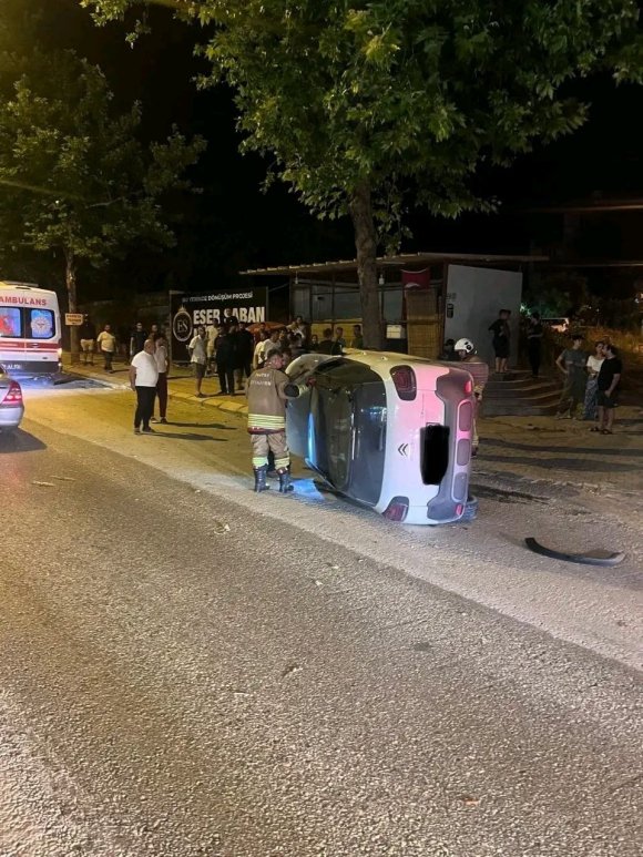 AĞACA ÇARPARAK YAN YATAN OTOMOBİLDEKİ 2 KİŞİ YARALANDI