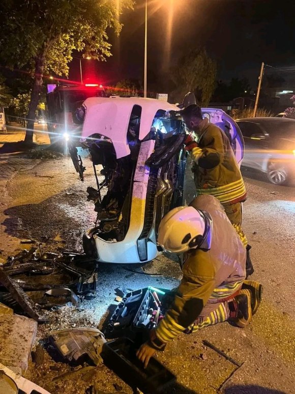 AĞACA ÇARPARAK YAN YATAN OTOMOBİLDEKİ 2 KİŞİ YARALANDI