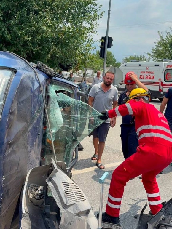 DÖRTYOL’DA TAKLA ATAN OTOMOBİLİN SÜRÜCÜSÜ YARALANDI