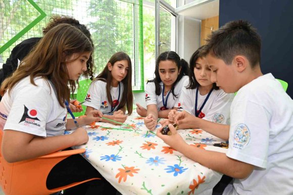 MEYVE VE SEBZELERİN GÜCÜNÜ KULLANARAK ARAÇ TASARLADILAR