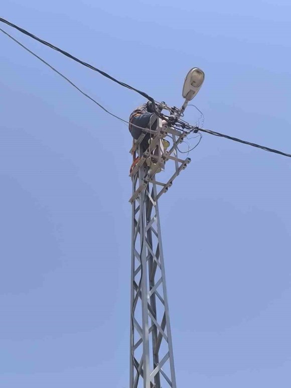 ELEKTRİK DİREĞİNDE AKIMA KAPILAN İŞÇİ YARALANDI