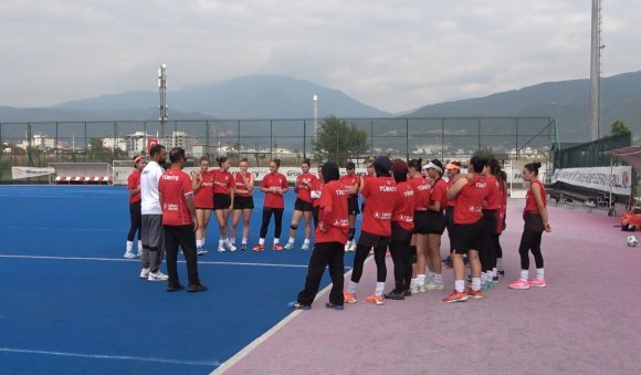 A MİLLİ KADIN HOKEY TAKIMI’NDA HEDEF AVRUPA ŞAMPİYONLUĞU