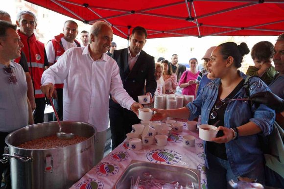 BAŞKAN KOCAGÖZ AŞURE BEREKETİNİ VATANDAŞLARLA PAYLAŞTI