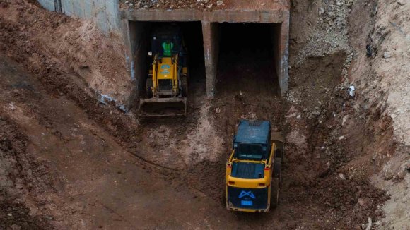 MERSİN’DE YAĞMUR SUYU HATLARI TEMİZLENİYOR