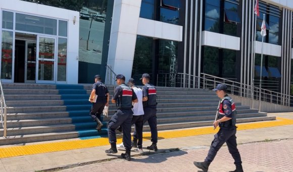 KENEVİRLERİ SULARKEN SUÇÜSTÜ YAKALANDI