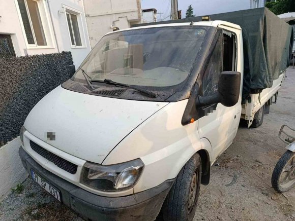 KENDİSİNDEN UCUZA KARPUZ SATAN RAKİPLERİNE KIZARAK 3 PAZARCININ ARACININ CAMINI KIRDI