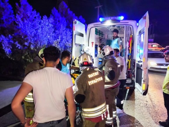 ARSUZ’DA TAKLA ATAN OTOMOBİLDEKİ 3 KİŞİ YARALANDI
