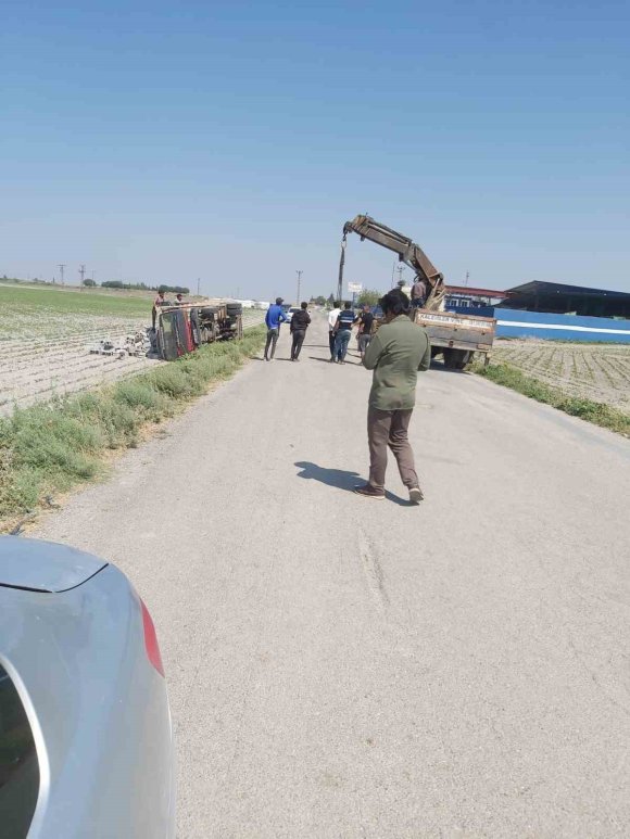 DEVRİLEN BRİKET YÜKLÜ KAMYONUN SÜRÜCÜSÜ YARALANDI