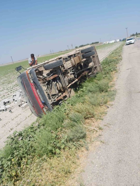 DEVRİLEN BRİKET YÜKLÜ KAMYONUN SÜRÜCÜSÜ YARALANDI