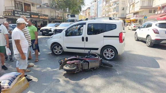 ANTALYA’DA ’U’ DÖNÜŞÜ YAPAN ARAÇLA ÇARPIŞAN MOTOSİKLETTEKİ 2 KİŞİ YARALANDI