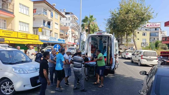 ANTALYA’DA ’U’ DÖNÜŞÜ YAPAN ARAÇLA ÇARPIŞAN MOTOSİKLETTEKİ 2 KİŞİ YARALANDI