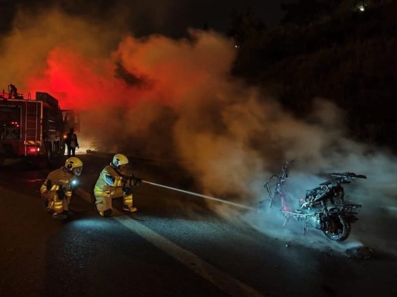 İSKENDERUN’DA MOTOSİKLET ALEVLERE TESLİM OLDU