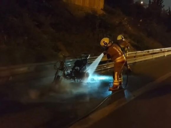 İSKENDERUN’DA MOTOSİKLET ALEVLERE TESLİM OLDU