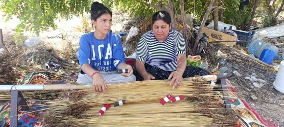 KAHRAMANMARAŞ’IN ASIRLIK TARHANA GELENEĞİNİ YAŞATAN DOĞAL ÇİĞ USTALARI NAYLON ÜRÜNLERE KARŞI DİRENİYOR