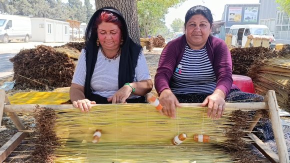 KAHRAMANMARAŞ’IN ASIRLIK TARHANA GELENEĞİNİ YAŞATAN DOĞAL ÇİĞ USTALARI NAYLON ÜRÜNLERE KARŞI DİRENİYOR