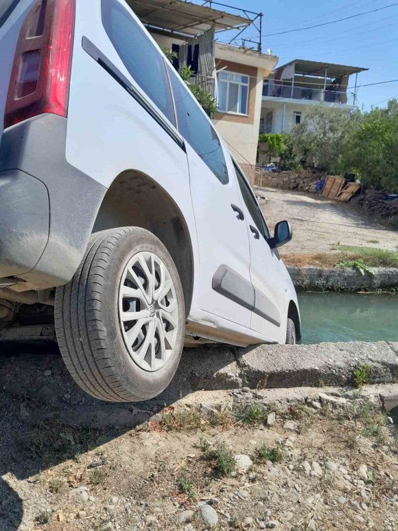 MANAVGAT’TA HAFİF TİCARİ ARAÇ SULAMA KANALINA DÜŞTÜ