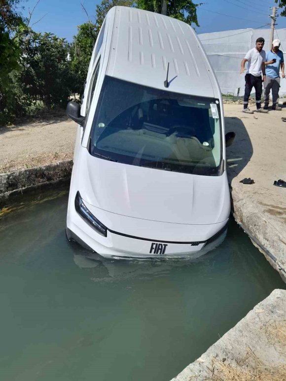 MANAVGAT’TA HAFİF TİCARİ ARAÇ SULAMA KANALINA DÜŞTÜ