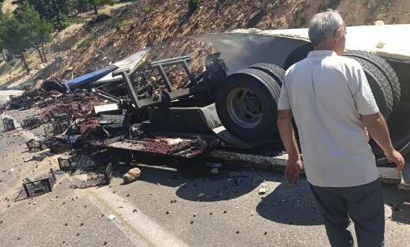 DEVRİLEN KAMYON HURDAYA DÖNDÜ, SIKIŞAN SÜRÜCÜ KURTARILDI