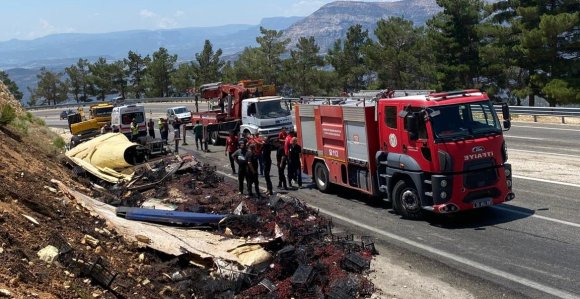 DEVRİLEN KAMYON HURDAYA DÖNDÜ, SIKIŞAN SÜRÜCÜ KURTARILDI