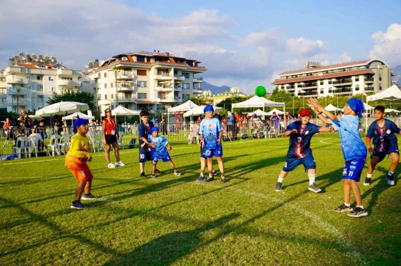 ALANYA’DA 2 BİN KİŞİLİK HENTBOL ŞÖLENİ BAŞLADI