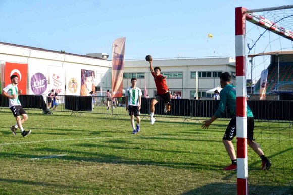 ALANYA’DA 2 BİN KİŞİLİK HENTBOL ŞÖLENİ BAŞLADI