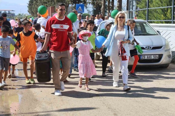 KANSER TEDAVİSİ GÖREN HÜLYA’NIN YENİ SAÇLARI, DENİZ’İN FEDAKARLIĞIYLA HAYAT BULDU