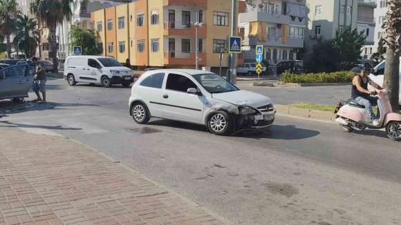 MANAVGAT’TA OTOMOBİLLER ÇARPIŞTI, SÜRÜCÜLER YARALANDI