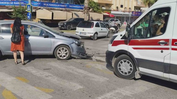 MANAVGAT’TA OTOMOBİLLER ÇARPIŞTI, SÜRÜCÜLER YARALANDI