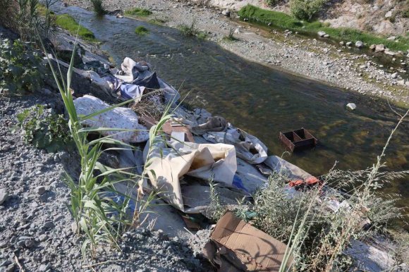 DEREYE KAMYON DOLUSU ATIK MALZEME DÖKTÜLER: DOĞA KATLİAMI KAMERAYA YANSIDI